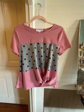 🌸🌸 Pink and Gray Polka Dot Short Sleeve Tee